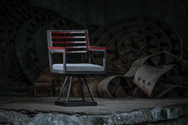 산업 자재로 배치 된 풍화 빨간색 페인트로 된 감독 의자