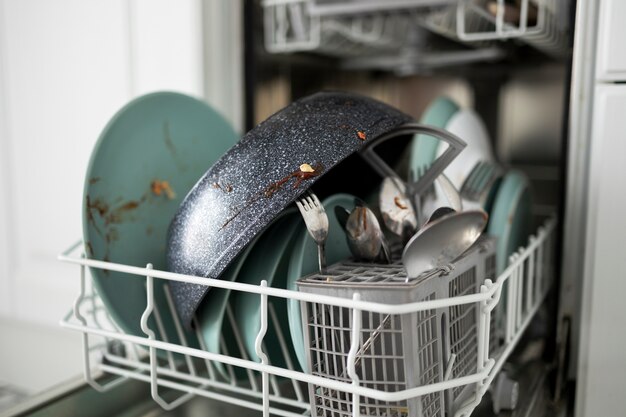 洗濯機の高角度の汚れた皿