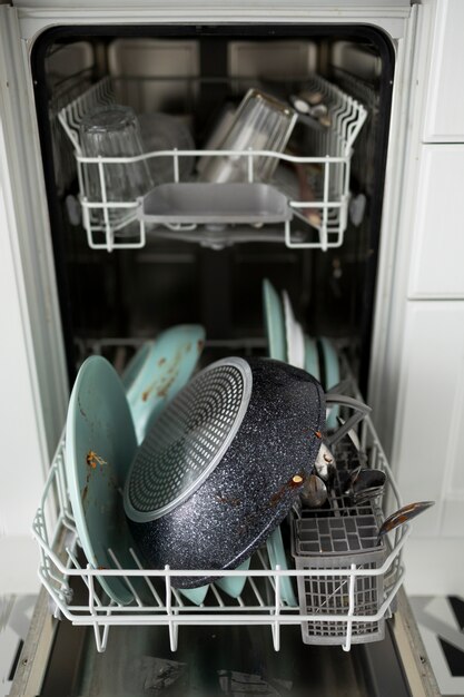 Грязная посуда в стиральной машине