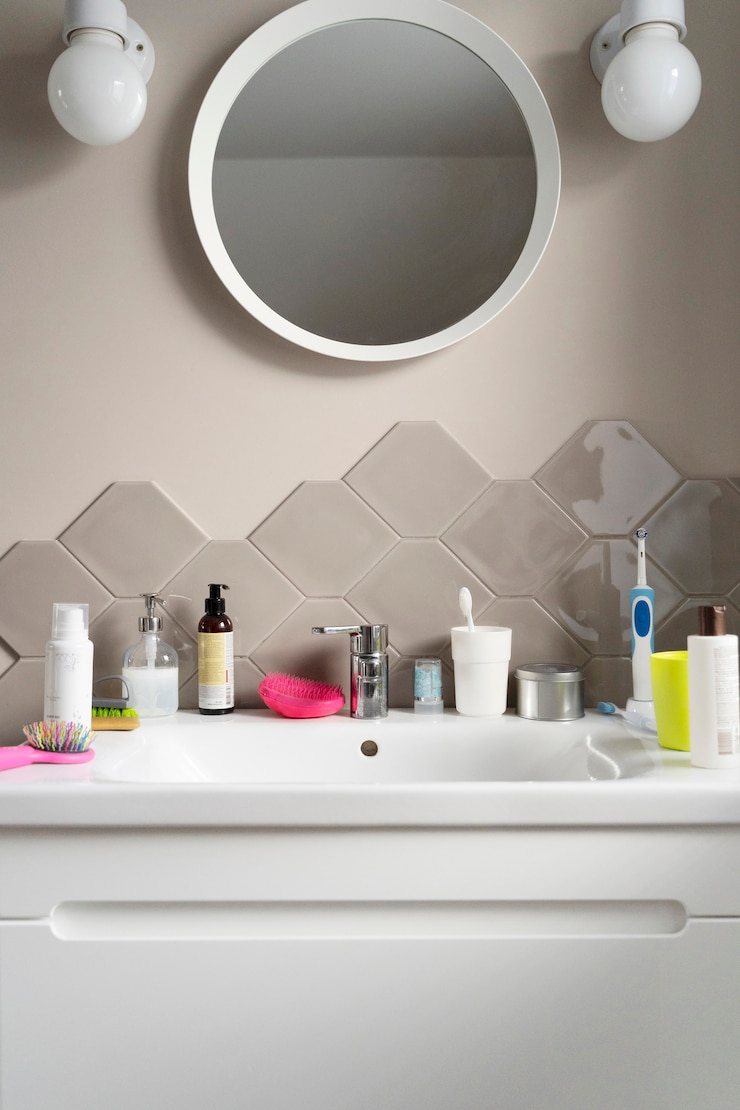 Free Photo dirty home concept with messy bathroom