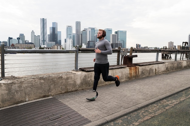 Foto gratuita atleta disabile che corre a tutto campo