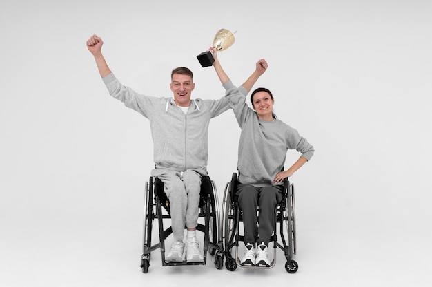 Atleti disabili in possesso di una coppa d'oro