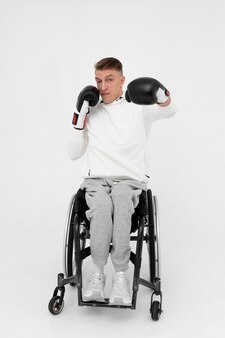 Игрок бокса-инвалида в инвалидной коляске