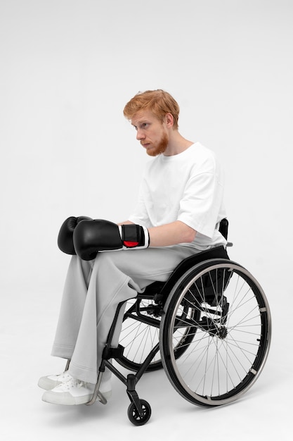 Foto gratuita pugile disabile su sedia a rotelle