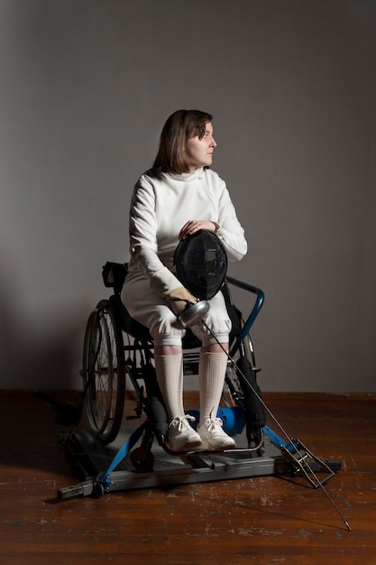 휠체어에 앉아 있는 특수 장비의 장애인 검객 프리미엄 사진