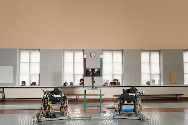 Foto gratuita attrezzatura speciale per schermitori disabile su sedia a rotelle