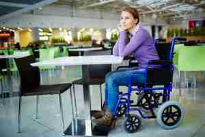 Foto gratuita ragazza disabile in centro commerciale