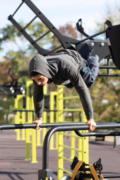 Disabled man doing sport  full shot