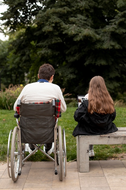Foto gratuita uomo disabile che aiuta la ragazza a imparare