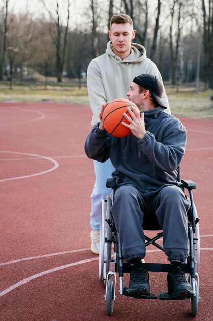 バスケットボールのフルショットをしている障害者の男