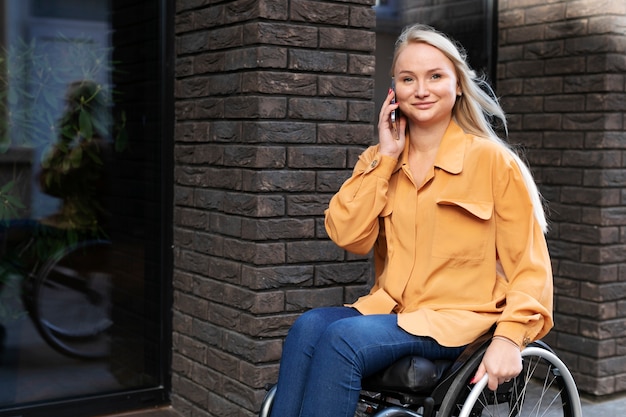 Бесплатное фото Инвалид в инвалидной коляске на улице