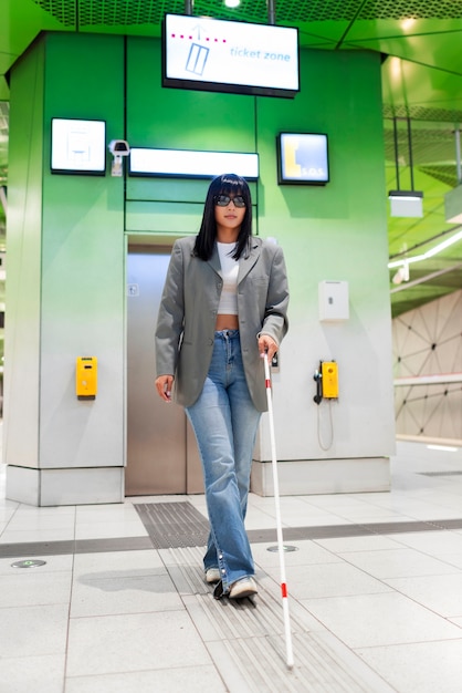 Foto gratuita disabile che viaggia in città