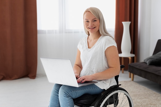 노트북 작업 휠체어에 장애인