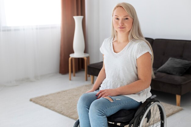 Инвалид в инвалидной коляске