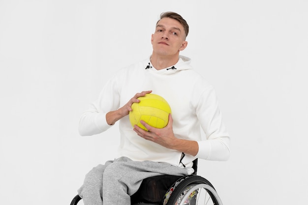 Бесплатное фото Инвалид волейболист в инвалидной коляске
