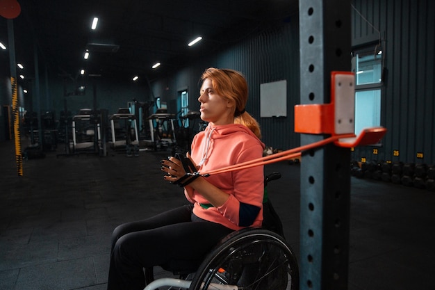 Free photo disabled woman training in the gym of rehabilitation center