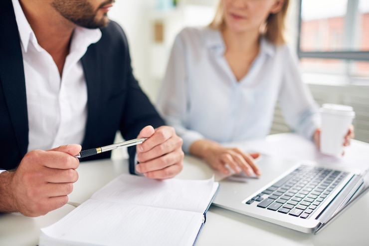 Free Photo discussing business plan
