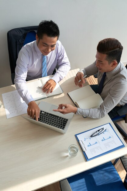 Discussing data on laptop screen