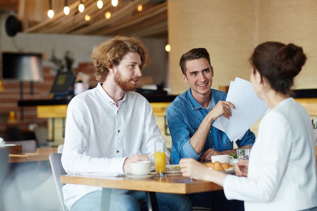 Discussione a pranzo