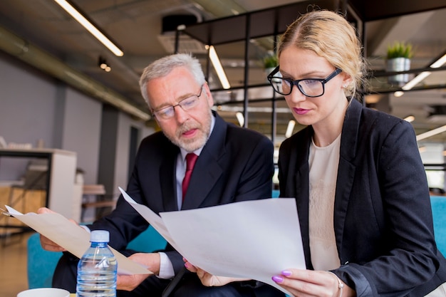 Foto gratuita discussione di un nuovo business plan da parte di uomo d'affari e imprenditrice