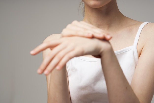 불만이 있는 여성 팔 통증 관절염 만성 질환 스튜디오 치료. 고품질 사진