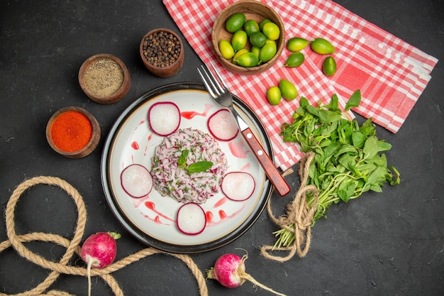 Un piatto un piatto di rossiccio forchetta agrumi spezie verdure