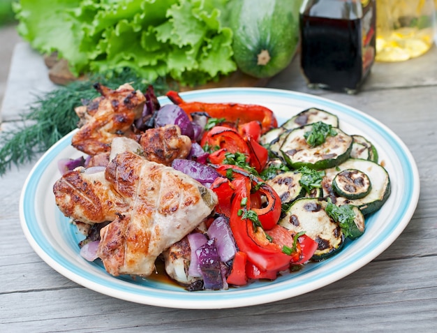 Free photo dish of grilled vegetables (zucchini, bell pepper, red onion)