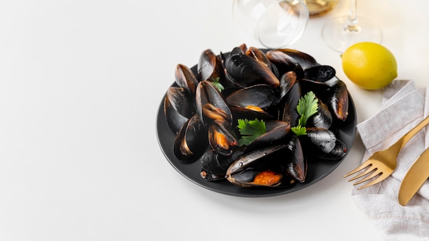 Free photo dish of healthy mussels