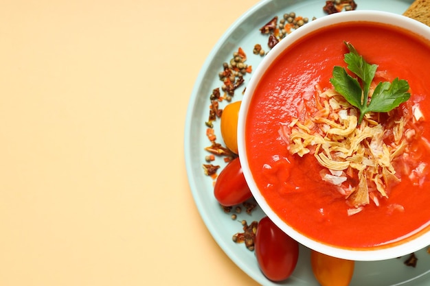 Foto gratuita piatto a base di pomodori gustosa zuppa di pomodoro