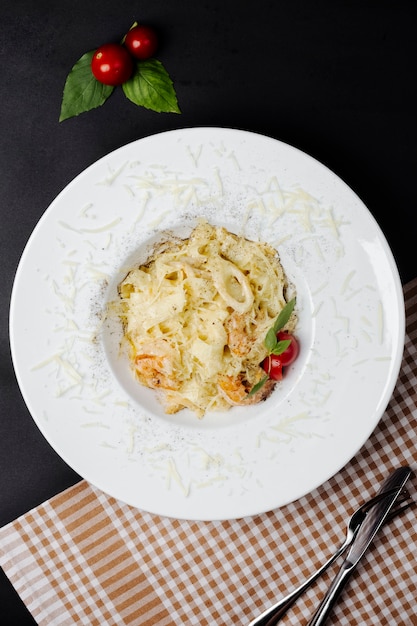 Free photo dish prepared with grated cheese and tomatoes