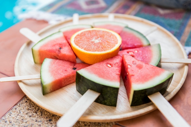 Free photo a dish of sliced watermelons