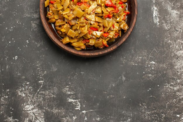 Foto gratuita piatto sul tavolo piatto di legno degli appetitosi fagiolini sul tavolo scuro