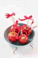 Free photo dish with four candied apples