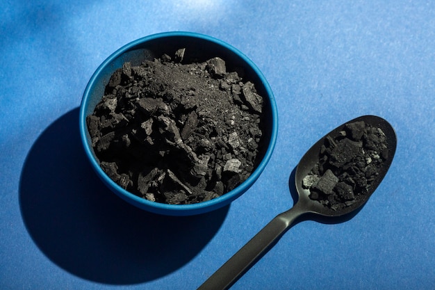 Foto gratuita esposizione di carbone scuro in diverse forme e forme