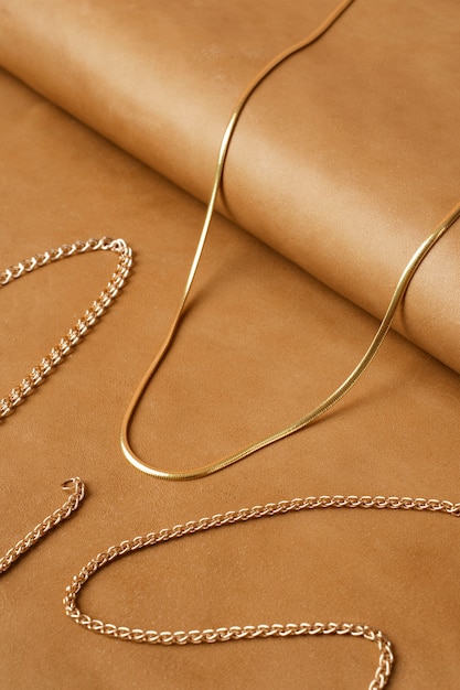 Бесплатное фото Отображение блестящей и элегантной золотой цепочки