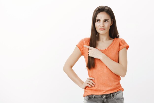 悪いことからうんざりしている不機嫌な女の子、指さして、失望したまま