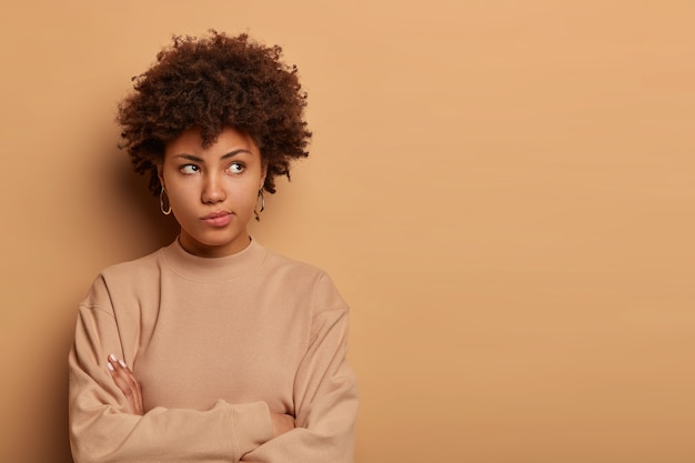 Free photo displeased serious thoughtful woman thinks about way out