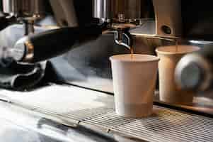 Бесплатное фото Одноразовая чашка с вкусным кофе