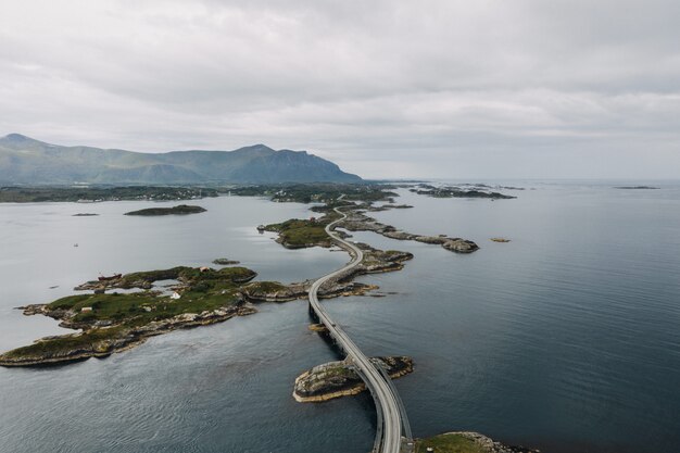 Отдаленный снимок длинной путепровода на водоеме, окруженном небольшими островками