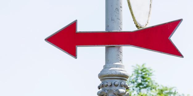 Free photo distinct red arrow on a pole