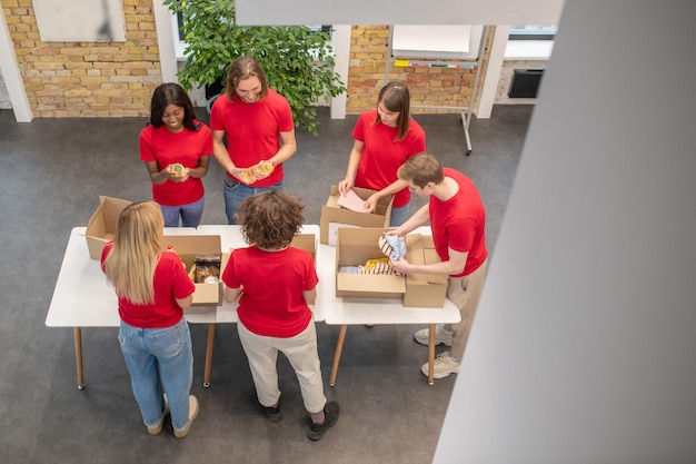 Foto gratuita centro di distribuzione. giovani volontari al lavoro in un centro di distribuzione che sembrano occupati