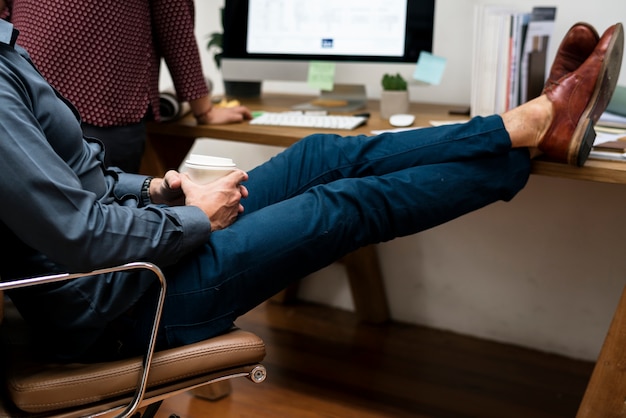 Foto gratuita diversi uomini d'affari di lavoro