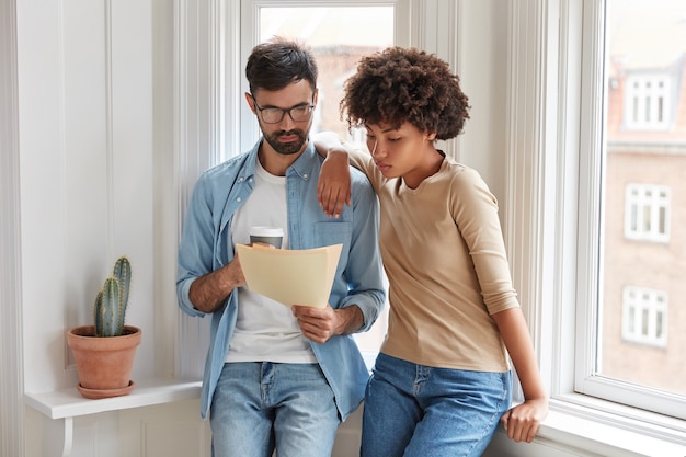 Free photo diverse couple working at home