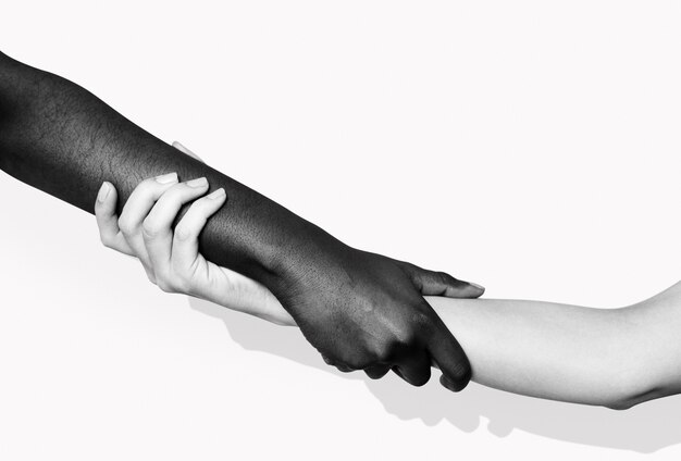 Разные руки держат друг друга для публикации в социальных сетях движения BLM