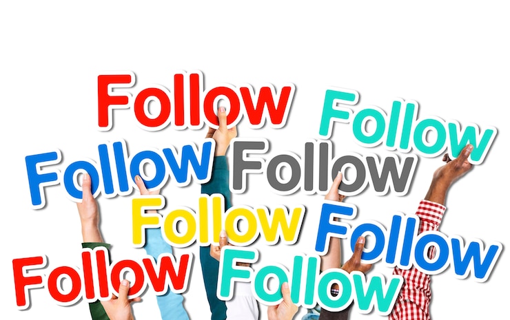 Бесплатный Фотография разнообразные руки, удерживающие слово follow
