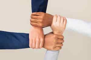 Бесплатное фото Разнообразные руки объединили жест совместной работы бизнеса