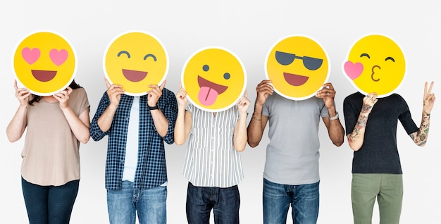 Diverse persone in possesso di emoticon felici