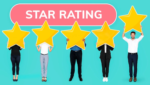 Бесплатное фото Разнообразные люди, показывающие символ золотой звезды рейтинга