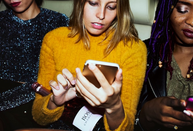 Foto gratuita diverse donne in un sedile posteriore di un taxi