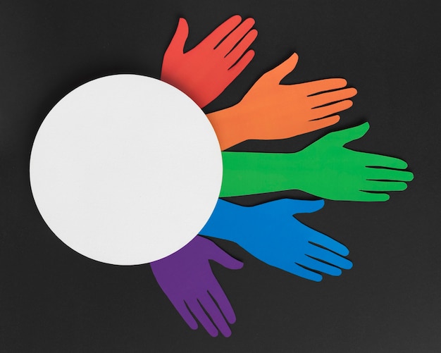 白い円で異なる色の紙の手の多様性構成